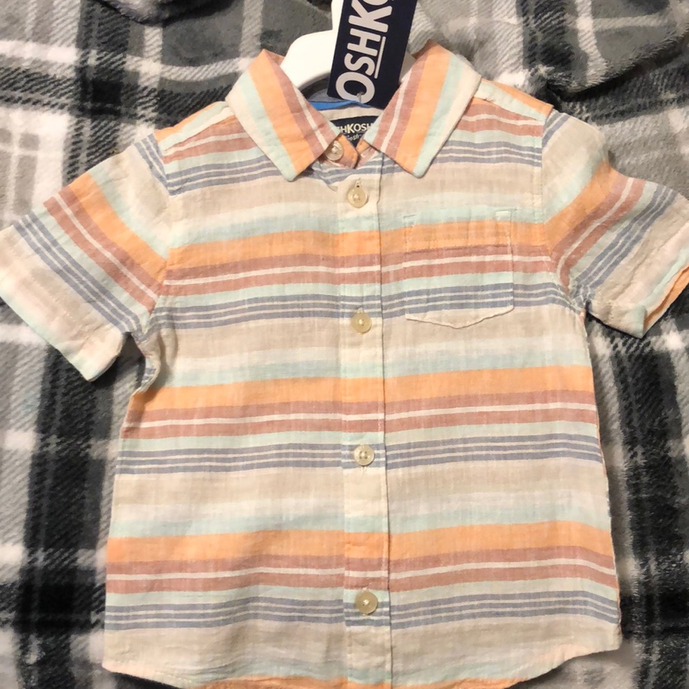 Kids shirt 👕 it’s thin material size 18 months
